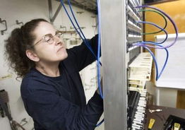 揭秘美國藍領薪資 通訊設備修理技工一小時賺多少？